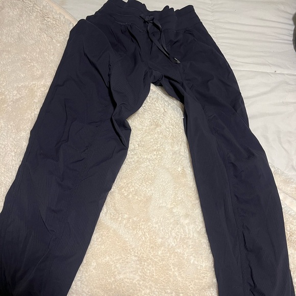 LULULEMON Dance Studio Mid-Rise Jogger
Full length size 6 black not worn - Picture 8 of 8